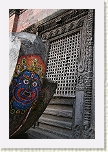 Katmandú - Demonio pintado en el patio de la Kumari Bahal