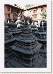 Swayambhunath - Pequeñas stupas en el patio