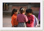 Bhaktapur - Niños jugando en la plaza Durbar