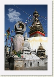 Swayambhunath - Vista de la stupa y las estatuas que la rodean