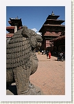 Patan - Leones de piedra frente al templo de Krishna