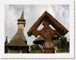 Maramures. Cruz e iglesia de Botiza.